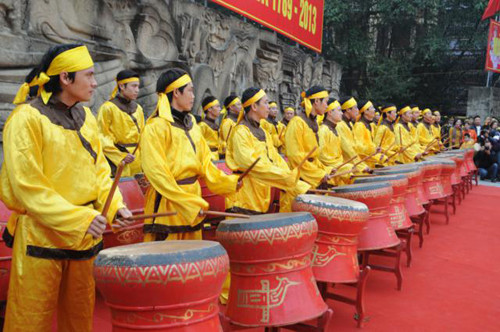 Trống hội tưng bừng