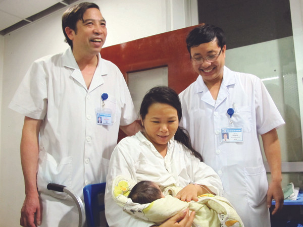 Sau 5 ngày bị bắt cóc, với nỗ lực giải cứu của cơ quan công an, cháu bé đã đoàn tụ cùng mẹ và gia đình.