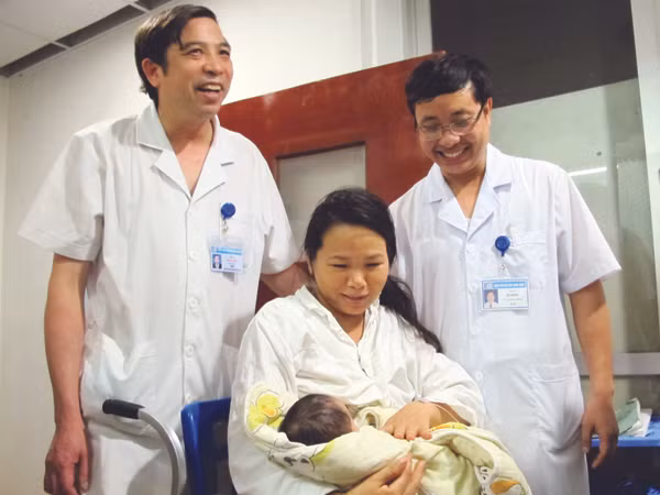 Sau 5 ngày bị bắt cóc, với nỗ lực giải cứu của cơ quan công an, cháu bé đã đoàn tụ cùng mẹ và gia đình.