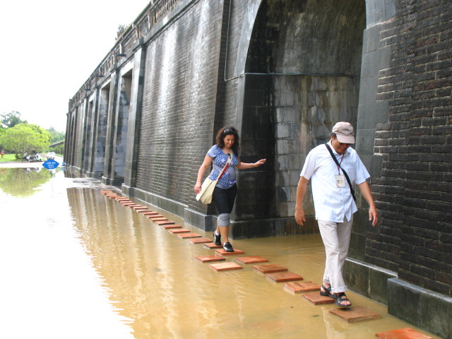 Vẫn thu hút du khách khi nước chưa rút hết