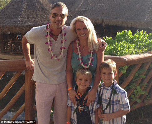 Britney cùng hai con trai và vị hôn phu Jason Trawick