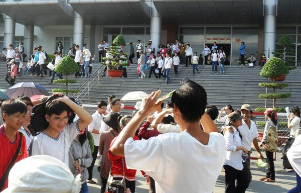 Đợi con mùa thi. Đợi con mùa thi