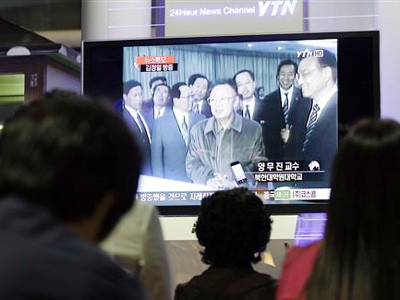 Hình ảnh nhà lãnh đạo Triều Tiên Kim Jong Il được phát trên màn hình TV ở ga tàu hỏa Seoul hôm 20-5	Ảnh: AP