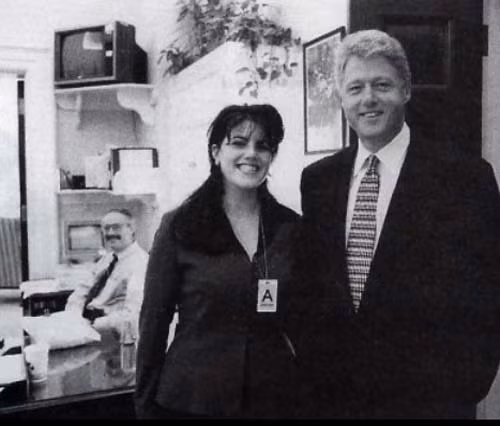 Bê bối của Tổng thống Mỹ với Monica Lewinsky: Vụ bê bối làm xôn xao nước Mỹ hồi năm 1995 và 1996 về mối quan hệ giữa Tổng thống Bill Clinton và cô thư ký Monica Lewinsky. Mật vụ Mỹ cũng liên quan đến vụ việc này. Theo lời của bồi thẩm đoàn, các nhân viên Mật vụ đã không hoàn thành nhiệm vụ khi thường xuyên bỏ qua nhiều khâu kiểm tra đối với Lewinsky