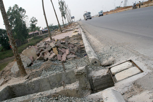 Gạch cát ngổn ngang