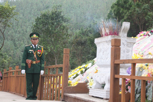 Trong bộ quân trang mới, các chiến sĩ làm nhiệm vụ canh giữ phần mộ Đại tướng thêm trang nghiêm. Trong bộ quân trang mới, các chiến sĩ làm nhiệm vụ canh giữ phần mộ Đại tướng thêm trang nghiêm.