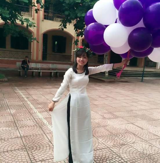 Bạn trẻ tranh thủ bán hoa, phục vụ cafe kiếm tiền đón Tết ảnh 1