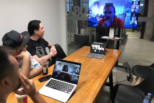 Nhóm kỹ sư của Hax tại Thâm Quyến đang trao đổi với đồng nghiệp qua màn hình. (Ảnh: Reuters) Nhóm kỹ sư của Hax tại Thâm Quyến đang trao đổi với đồng nghiệp qua màn hình. (Ảnh: Reuters)