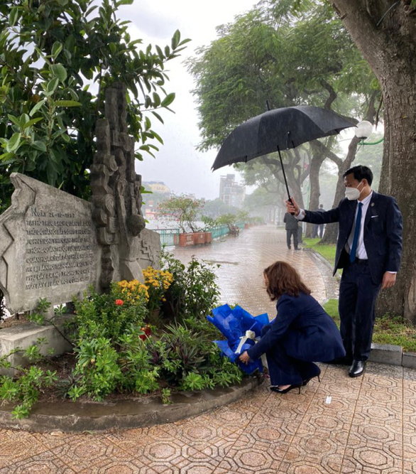 Trưa 25/8, sau khi rời Phủ Chủ tịch, Phó Tổng thống Mỹ Harris đến đặt hoa tại nơi tưởng niệm cố Thượng Nghị sĩ John McCain, nhân 3 năm ngày mất của ông. Thượng nghị sĩ McCain từng tham chiến ở Việt Nam, nhưng sau đó ông trở thành người hoạt động tích cực để thúc đẩy quan hệ Việt – Mỹ. (Ảnh: Reuters) Trưa 25/8, sau khi rời Phủ Chủ tịch, Phó Tổng thống Mỹ Harris đến đặt hoa tại nơi tưởng niệm cố Thượng Nghị sĩ John McCain, nhân 3 năm ngày mất của ông. Thượng nghị sĩ McCain từng tham chiến ở Việt Nam, nhưng sau đó ông trở thành người hoạt động tích cực để thúc đẩy quan hệ Việt – Mỹ. (Ảnh: Reuters)