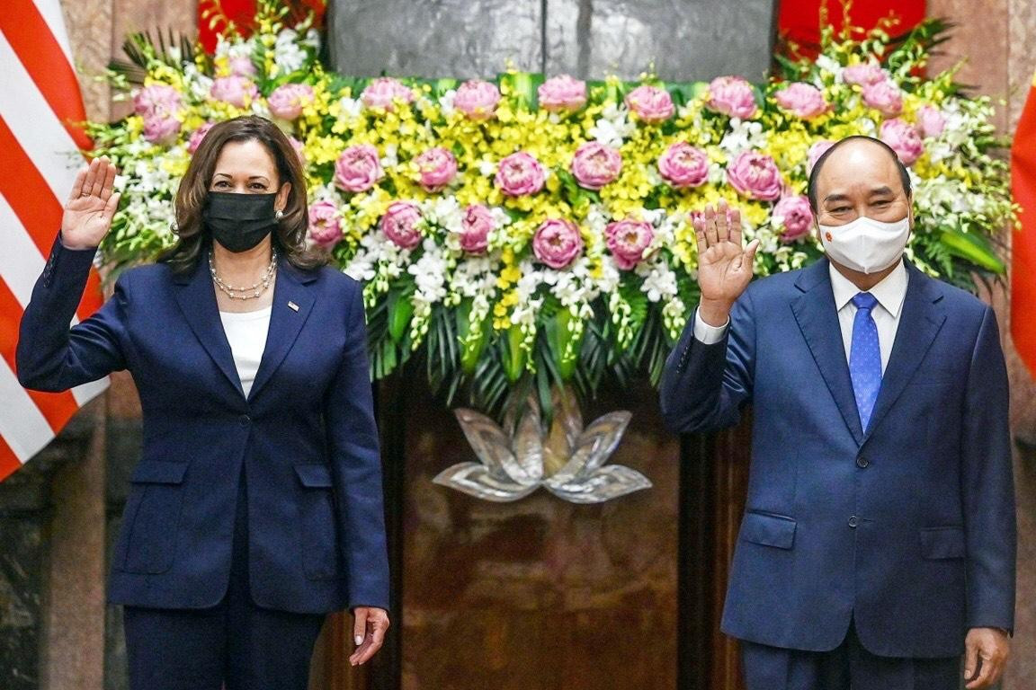 Sáng 25/8, Chủ tịch nước Nguyễn Xuân Phúc tiếp Phó Tổng thống Mỹ Harris. Bà Harris khẳng định Mỹ coi trọng quan hệ với Việt Nam và mong muốn chuyến thăm sẽ góp phần thúc đẩy hơn nữa quan hệ Đối tác toàn diện Việt – Mỹ. Chủ tịch nước Nguyễn Xuân Phúc khẳng định Việt Nam luôn coi Mỹ là một trong những đối tác quan trọng hàng đầu. (Ảnh: TTXVN) Sáng 25/8, Chủ tịch nước Nguyễn Xuân Phúc tiếp Phó Tổng thống Mỹ Harris. Bà Harris khẳng định Mỹ coi trọng quan hệ với Việt Nam và mong muốn chuyến thăm sẽ góp phần thúc đẩy hơn nữa quan hệ Đối tác toàn diện Việt – Mỹ. Chủ tịch nước Nguyễn Xuân Phúc khẳng định Việt Nam luôn coi Mỹ là một trong những đối tác quan trọng hàng đầu. (Ảnh: TTXVN)