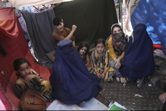 Một gia đình bỏ nhà đến ở tạm trong công viên ở Kabul. (Ảnh:AP) Một gia đình bỏ nhà đến ở tạm trong công viên ở Kabul. (Ảnh:AP)