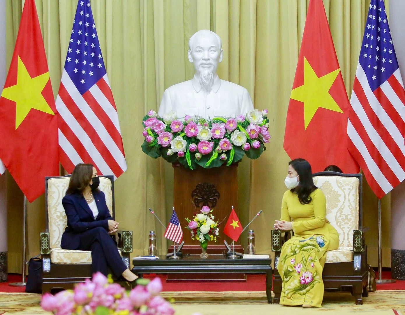 Trong cuộc tiếp của Phó Chủ tịch nước Võ Thị Ánh Xuân, bà Harris khẳng định Mỹ ủng hộ một Việt Nam mạnh, độc lập và thịnh vượng, coi trọng quan hệ Đối tác toàn diện với Việt Nam, trên nguyên tắc tôn trọng độc lập, chủ quyền, toàn vẹn lãnh thổ, thể chế chính trị của nhau, và cam kết mạnh mẽ tiếp tục thúc đẩy quan hệ ngày càng sâu rộng, ổn định và vững chắc trong thời gian tới. (Ảnh: TTXVN) Trong cuộc tiếp của Phó Chủ tịch nước Võ Thị Ánh Xuân, bà Harris khẳng định Mỹ ủng hộ một Việt Nam mạnh, độc lập và thịnh vượng, coi trọng quan hệ Đối tác toàn diện với Việt Nam, trên nguyên tắc tôn trọng độc lập, chủ quyền, toàn vẹn lãnh thổ, thể chế chính trị của nhau, và cam kết mạnh mẽ tiếp tục thúc đẩy quan hệ ngày càng sâu rộng, ổn định và vững chắc trong thời gian tới. (Ảnh: TTXVN)