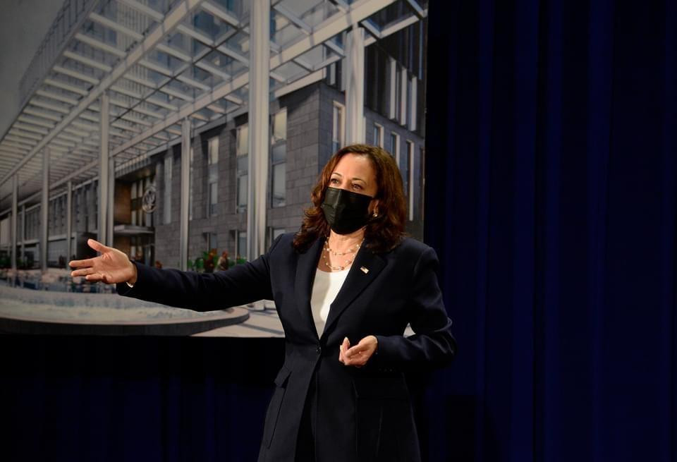 Chiều 25/8, Phó Tổng thống Harris dự lễ ký hợp đồng cho thuê đất xây dựng Khu phức hợp Đại sứ quán Mỹ mới. Bà khẳng định công trình này là dấu mốc mang tính biểu tượng trong quan hệ song phương. Sự kiện này cùng với việc hai bên ký hợp đồng thuê bất động sản tại thủ đô Washington để làm trụ sở Đại sứ quán mới của Việt Nam tại Mỹ có ý nghĩa quan trọng, thể hiện quyết tâm của cả hai bên nhằm giải quyết vấn đề đất xây dựng trụ sở cơ quan đại diện của Việt Nam và Mỹ tại mỗi nước kể từ năm 1995 đến nay. (Ảnh: US Embassy) Chiều 25/8, Phó Tổng thống Harris dự lễ ký hợp đồng cho thuê đất xây dựng Khu phức hợp Đại sứ quán Mỹ mới. Bà khẳng định công trình này là dấu mốc mang tính biểu tượng trong quan hệ song phương. Sự kiện này cùng với việc hai bên ký hợp đồng thuê bất động sản tại thủ đô Washington để làm trụ sở Đại sứ quán mới của Việt Nam tại Mỹ có ý nghĩa quan trọng, thể hiện quyết tâm của cả hai bên nhằm giải quyết vấn đề đất xây dựng trụ sở cơ quan đại diện của Việt Nam và Mỹ tại mỗi nước kể từ năm 1995 đến nay. (Ảnh: US Embassy)