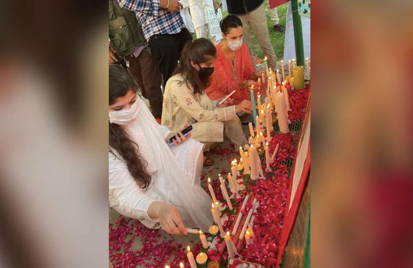 Bạn bè Noor Mukadam thắp nến để tượng niệm nạn nhân. (Ảnh: CNN)