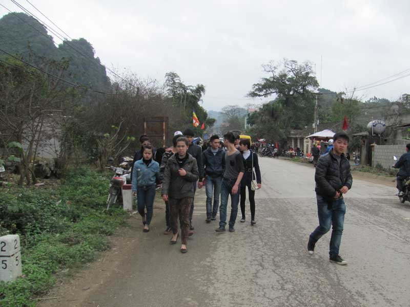 Nhóm thanh niên này đến từ Bằng Tường (Trung Quốc), sang dự Lễ hội Tà Lài