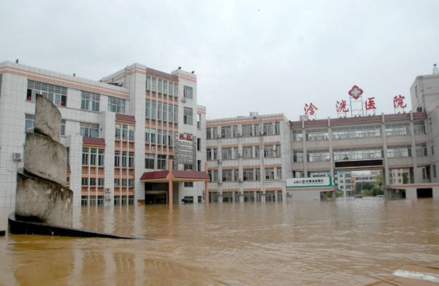 Trường học, bệnh viện ở Trung Quốc buộc đóng cửa do mưa lũ lớn 