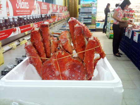 Cua hoàng đế với giá 5,5 triệu đồng/con khoảng 2,2kg hiện "cháy" hàng tại các siêu thị Hà Nội . Cua hoàng đế với giá 5,5 triệu đồng/con khoảng 2,2kg hiện