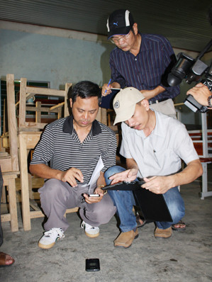 Các nhà khoa học đo động đất ở xã Trà Đốc