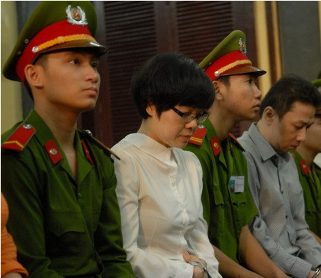 Huỳnh Thị Huyền Như tại tòa sáng nay. Ảnh: Hữu Vinh. Huỳnh Thị Huyền Như diện áo… rất thời trang - ảnh Hữu Vinh