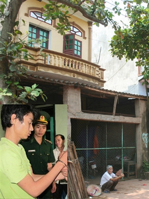 Từ sau khi xảy ra vụ án, ngôi nhà của gia đình Luyện luôn vắng bóng người. (Ảnh nhỏ: Lê Văn Luyện)