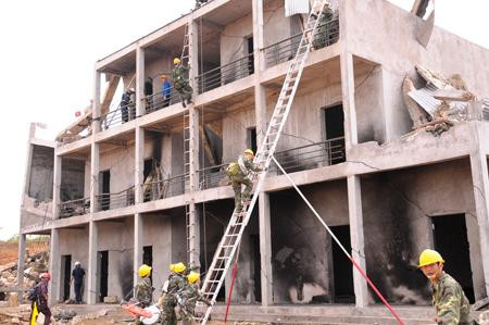 Tìm kiếm cứu nạn tại khu nhà đổ
