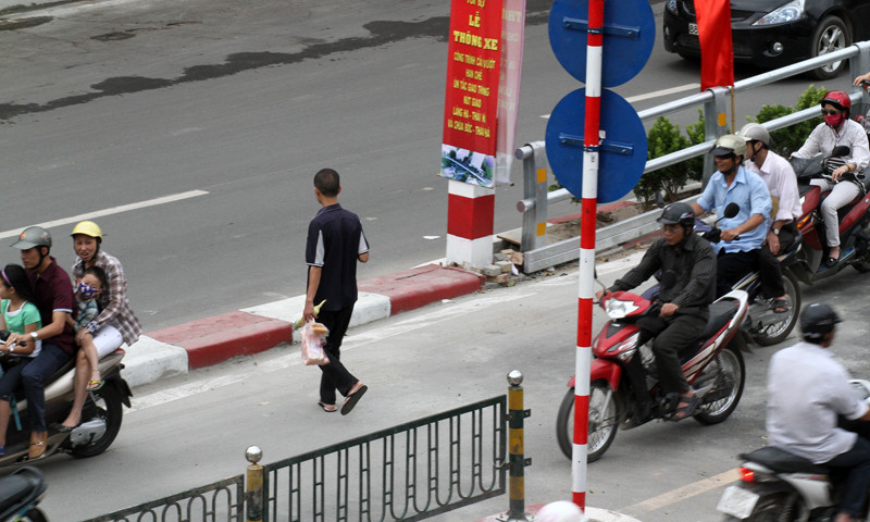 Người đi bộ cắt ngang đường ngay tại chân cầu