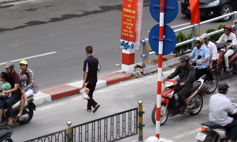 Người đi bộ cắt ngang đường ngay tại chân cầu