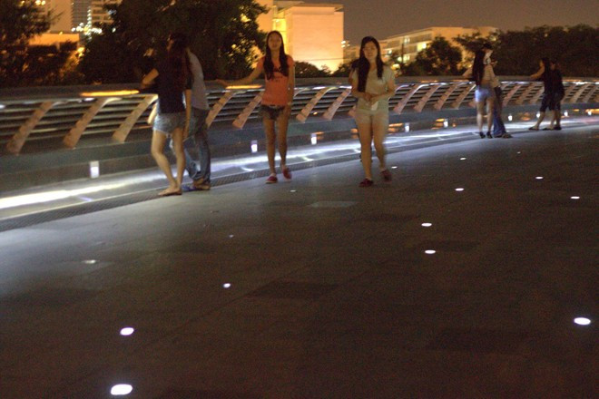 Cầu được gọi là cầu Ánh Sao vì trên bề mặt cầu được thiết kế với những ánh đèn led chiếu ngược lên. Vào những dịp lễ, hai bên hông cầu ánh sáng bảy màu liên tục thay đổi và hệ thống phun nước hai bên hông cầu. Hệ thống chiếu sáng được lắp ở hông cầu, tạo cho người đi trên cầu có cảm giác đang bước đi trên muôn ngàn những vì sao