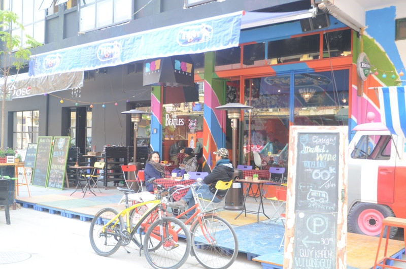 Quán mọi khi rất đông nhưng hôm nay chỉ có vài khách