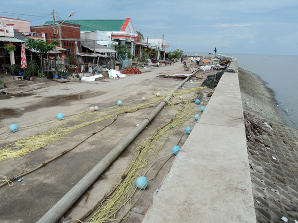 Đê ở Gành Hào kéo nhà dân ra cùng đứng trơ trọi trước biển Ảnh: Sáu Nghệ