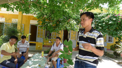 Lính ra-đa trên trạm 550 trong phút nghỉ ngơi ngay dưới những cây vông “cứu đói“ Ảnh: Đ.N