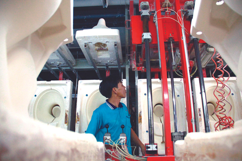 Công nhân Cosani vận hành máy đốt khí gas tao nhiệt nung sản phẩm. Ảnh: Nguyễn Huy. Công nhân Cosani vận hành máy đốt khí gas tao nhiệt nung sản phẩm. Ảnh: Nguyễn Huy