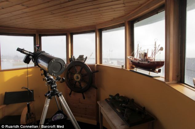 Buồng lái của con tàu nhìn từ bên trong 