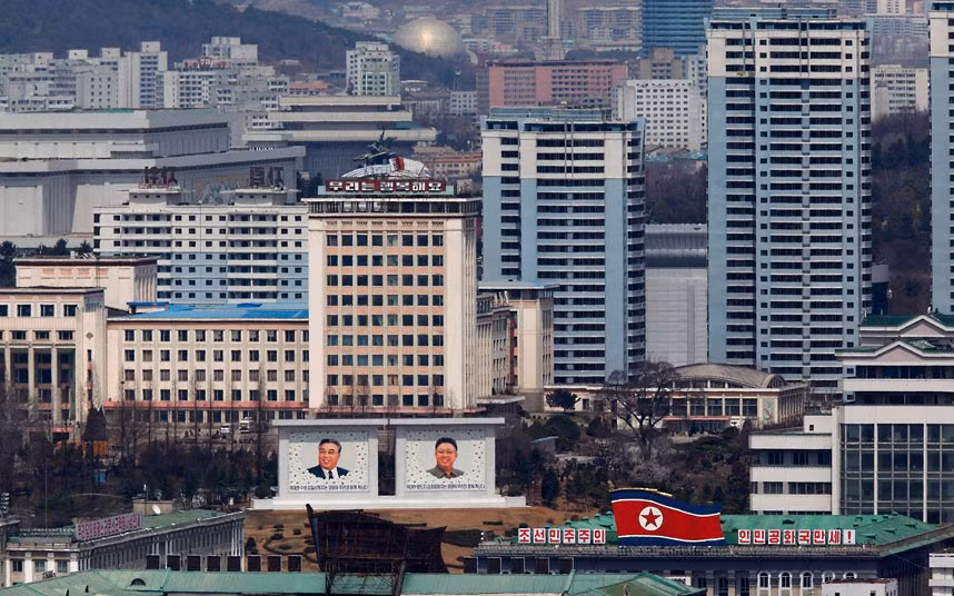 Chân dung hai cha con, hai nhà lãnh đạo, Kim Nhật Thành – Kim Jong Il được đặt trên cao tại trung tâm thủ đô.