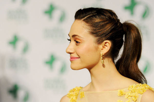 Taylor Swift chọn phong cách retro cho "đuôi ngựa" của mình. Nicole Scherzinger thì lại tết đuôi cá để làm mới mình. Kirsten Dunst quyến rũ với những lọn tóc xoăn nhẹ nhàng ở đuôi và mái tóc. Emmy Rossum tết tóc kiểu Pháp và buộc túm lại, tạo sự lãng mạn và nữ tính. Sandra Bullock cá tính và mạnh mẽ, không quá cầu kỳ khi tạo kiểu cho tóc đuôi ngựa của mình. Selena Gomez nhìn giống nàng búp bê với mái tóc xoăn buộc lệch. Sự đơn giản của mái tóc đuôi ngựa không làm giảm sang trọng của Diane Kruger. Katy Perry thật nổi bật và cá tính với mái tóc buộc đuôi ngựa màu xanh da trời này. Kiểu tóc xoăn buộc cao như Gisele Bundchen rất hợp với những bữa tiệc diễn ra bên bờ biển. Tóc đuôi ngựa của Fergie độc đáo hơn khi cô lấy tóc làm dây chun buộc. Jessica Biel trông khá giản dị với mái tóc đuôi ngựa làm xoăn nhẹ. Miley trông trẻ trung và sành điệu với kiểu tóc này. Lea Michelle trẻ trung và dễ thương với tóc đuôi ngựa, mái bằng. Hồ Ngọc Hà Ngọc Trinh Quỳnh Nga Midu