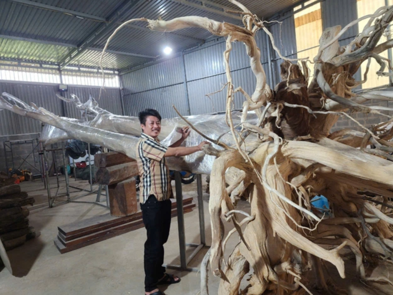 Ông Hưng bên cây trầm hương "khủng"