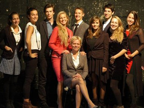 Trước đó, nhóm sinh viên mặc đồ theo quy định mới chụp hình với cô giáo Bài viết: http://news.zing.vn/Sinh-vien-mac-do-lot-den-truong-post357852.html#home_cate.tinmoi Nguồn Zing News 