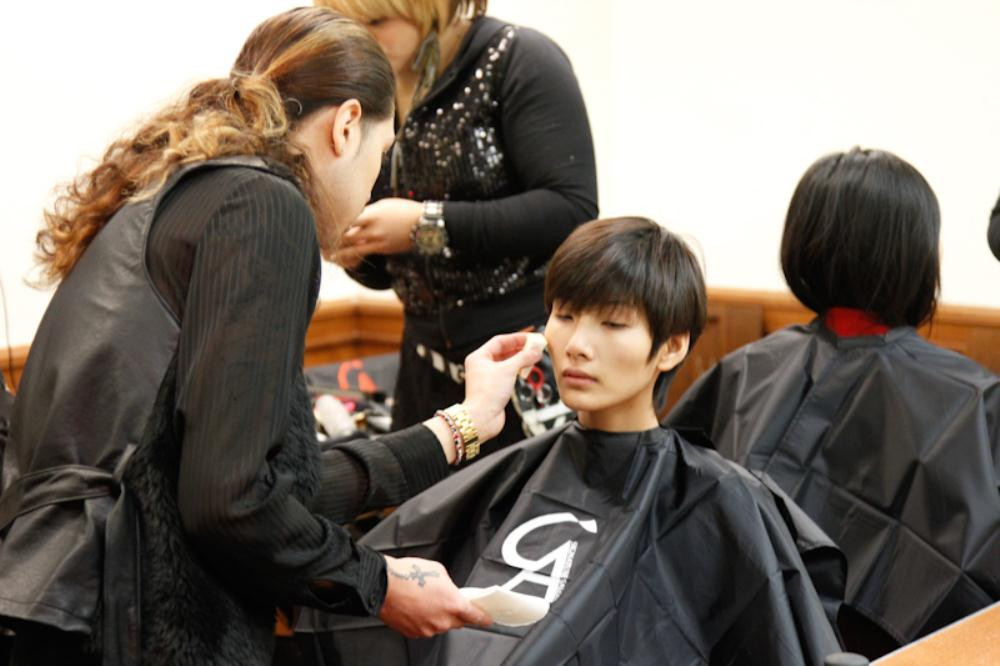 Hoàng Thùy và Tuyết Lan được chăm chút kỹ càng trước khi trình diễn trên sân khấu