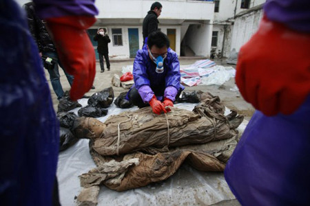 Cư dân mạng trên trang ChinaSmack của Trung Quốc còn chất vấn về việc có cần thiết phải mở quan tài đó ra hay không, phá hủy một di sản văn hóa khi để nó tiếp xúc với không khí. Cư dân mạng trên trang ChinaSmack của Trung Quốc còn chất vấn về việc có cần thiết phải mở quan tài đó ra hay không, phá hủy một di sản văn hóa khi để nó tiếp xúc với không khí