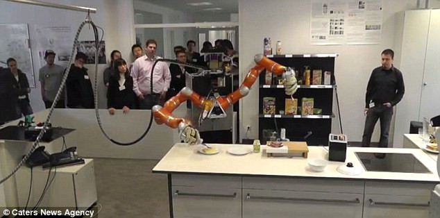 Rosie chia bánh thành từng phần . Rosie chia bánh thành từng phần