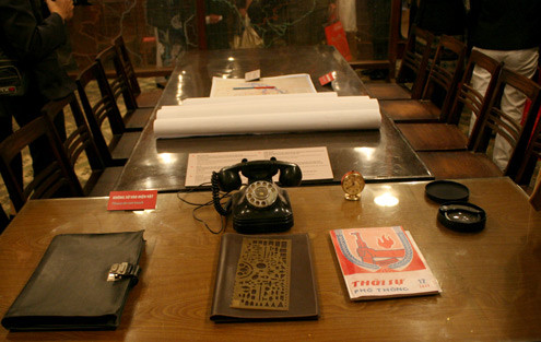 Bàn làm việc gồm điện thoại, cặp da...được các đồng chí trong Bộ Quốc Phòng, Quân Ủy trung ương...sử dụng trong quá trình kháng chiến chống Mỹ từ năm 1967 - 1975. Bàn làm việc gồm điện thoại, cặp da...được các đồng chí trong Bộ Quốc Phòng, Quân Ủy trung ương...sử dụng trong quá trình kháng chiến chống Mỹ từ năm 1967 - 1975