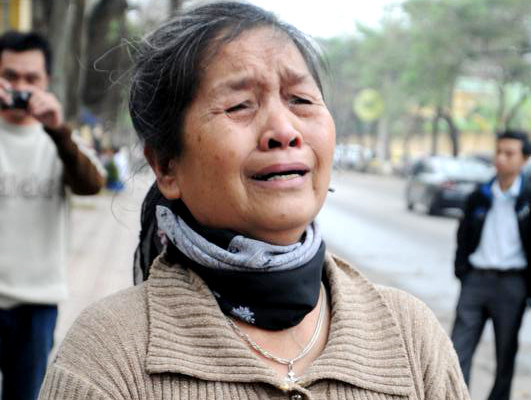 Từ sáng sớm rất đông các chiến sỹ công an, lực lượng bảo vệ có mặt để chuẩn bị an minh cho phiên tòa. Các phóng viên đã tới tòa từ rất sớm để chuẩn bị tác nghiệp, đưa tin. Luật sư Huỳnh - người bảo vệ lợi ích cho gia đình bị hại. Trong khi gia đình bị hại phẫn nộ, đau đớn... ... thì người nhà bị cáo Luyện lo lắng "ẩn" vào chỗ khuất. Ba bị cáo được áp tải tới tòa án và được hộ tống bởi khoảng gấn 300 chiến sĩ cảnh sát. Bị cáo Lê Văn Mến (bố của Lê Văn Luyện) bước vào tòa Khi thấy Lê Văn Luyện, người nhà cháu Bích đã xô tới kêu khóc, la ó đòi công bằng khiến lực lượng công an buộc phải áp tải cả ba bị cáo ra phòng Kiểm sát viên để bảo vệ. Lê Văn Luyện mặc quần bò áo sơ mi, khuôn mặt trắng trẻo gầy hơn lần xét xử sơ thẩm ngồi lặng thinh đợi phiên tòa bắt đầu. Lê Văn Luyện quay sang nhìn bố không nói được câu nào. Lê Văn Luyện lí nhí khai nhận toàn bộ quá trình gây án giết người, cướp vàng tại tiệm vàng Ngọc Bích Bị cáo Lê Văn Miên cho rằng vì quá thương con và hiểu biết pháp luật "nông cạn" nên mới bao che tội cho con mình. Tòan cảnh phiên tòa. Phiên tòa buổi sáng kết thúc, thấy gia đình bị hại quá bức xúc, rất nhiều cảnh sát vây quanh các bị cáo nhằm tránh xảy ra xô xát. Các bị cáo được áp tải lên xe trở về nơi giam giữ chuẩn bị cho phiên xử buổi chiều. Các bị cáo được tháo còng sau khi được dẫn giải tới phiên tòa Các bị cáo ngồi lặng lẽ trong vồng vây của lựng lượng bảo vệ trong khi gia đình người bị hại la ó. Lê Văn Luyện ngáp ngắn ngáp dài không cần lấy tay che... Và nắm chặt đôi tay đã cướp đi ba mạng người khi nghe gia đình bị hại và các luật sư tranh luận. Ông Trịnh Văn Tín - ông nội cháu Bích nêu những nghi vấn chưa sáng tỏ trong vụ án. Lê Văn Luyện lí nhí khi được nói lời cuối: "Bị cáo xin lỗi toàn xã hội và xin lỗi gia đình nạn nhân. Bị cáo mong được tòa giảm án cho mình và người thân” Các bị cáo cúi đầu nghe tòa tuyên án. Từ sáng sớm rất đông các chiến sỹ công an, lực lượng bảo vệ có mặt để chuẩn bị an minh cho phiên tòa. Các phóng viên đã tới tòa từ rất sớm để chuẩn bị tác nghiệp, đưa tin. Luật sư Huỳnh - người bảo vệ lợi ích cho gia đình bị hại. Trong khi gia đình bị hại phẫn nộ, đau đớn... ... thì người nhà bị cáo Luyện lo lắng "ẩn" vào chỗ khuất. Ba bị cáo được áp tải tới tòa án và được hộ tống bởi khoảng gấn 300 chiến sĩ cảnh sát. Bị cáo Lê Văn Mến (bố của Lê Văn Luyện) bước vào tòa Khi thấy Lê Văn Luyện, người nhà cháu Bích đã xô tới kêu khóc, la ó đòi công bằng khiến lực lượng công an buộc phải áp tải cả ba bị cáo ra phòng Kiểm sát viên để bảo vệ. Lê Văn Luyện mặc quần bò áo sơ mi, khuôn mặt trắng trẻo gầy hơn lần xét xử sơ thẩm ngồi lặng thinh đợi phiên tòa bắt đầu. Lê Văn Luyện quay sang nhìn bố không nói được câu nào. Lê Văn Luyện lí nhí khai nhận toàn bộ quá trình gây án giết người, cướp vàng tại tiệm vàng Ngọc Bích Bị cáo Lê Văn Miên cho rằng vì quá thương con và hiểu biết pháp luật "nông cạn" nên mới bao che tội cho con mình. Tòan cảnh phiên tòa. Phiên tòa buổi sáng kết thúc, thấy gia đình bị hại quá bức xúc, rất nhiều cảnh sát vây quanh các bị cáo nhằm tránh xảy ra xô xát. Các bị cáo được áp tải lên xe trở về nơi giam giữ chuẩn bị cho phiên xử buổi chiều. Các bị cáo được tháo còng sau khi được dẫn giải tới phiên tòa Các bị cáo ngồi lặng lẽ trong vồng vây của lựng lượng bảo vệ trong khi gia đình người bị hại la ó. Lê Văn Luyện ngáp ngắn ngáp dài không cần lấy tay che... Và nắm chặt đôi tay đã cướp đi ba mạng người khi nghe gia đình bị hại và các luật sư tranh luận. Ông Trịnh Văn Tín - ông nội cháu Bích nêu những nghi vấn chưa sáng tỏ trong vụ án. Lê Văn Luyện lí nhí khi được nói lời cuối: "Bị cáo xin lỗi toàn xã hội và xin lỗi gia đình nạn nhân. Bị cáo mong được tòa giảm án cho mình và người thân” Các bị cáo cúi đầu nghe tòa tuyên án.