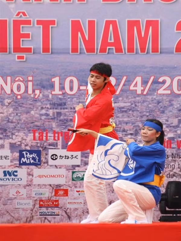 Những điệu mua Yosakoi khỏe khắn được các nghệ sĩ Việt Nam biểu diễn trên sân khấu chính ngoài trời.