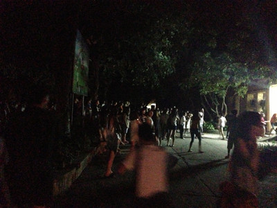 Hàng trăm sinh viên hoảng loạn chạy xuống sân ký túc xá