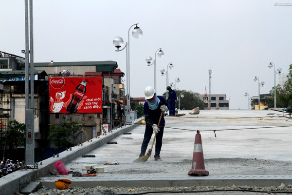 Không khí thi công cũng khá khẩn trương trên cả mặt cầu