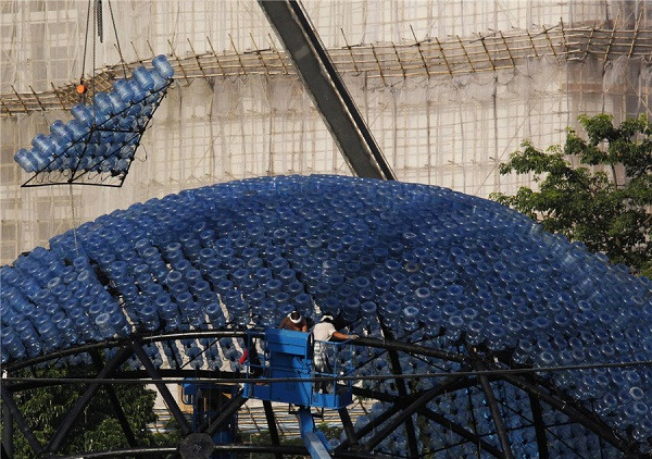 Việc làm phần vỏ của đèn lồng sắp được hoàn thành