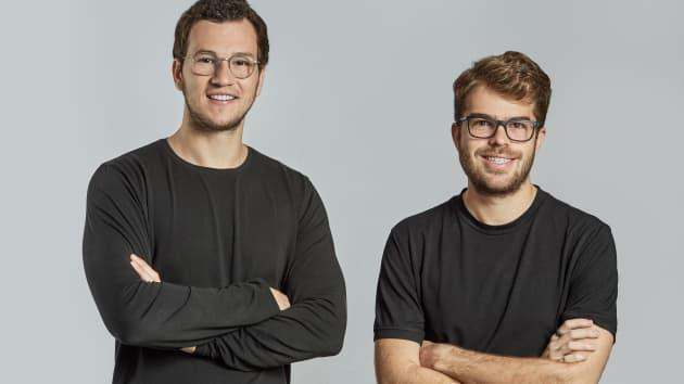 Henrique Dubugras (trái) và Pedro Franceschi (phải) gặp nhau qua một cuộc tranh luận trên Twitter. Henrique Dubugras (trái) và Pedro Franceschi (phải) gặp nhau qua một cuộc tranh luận trên Twitter.