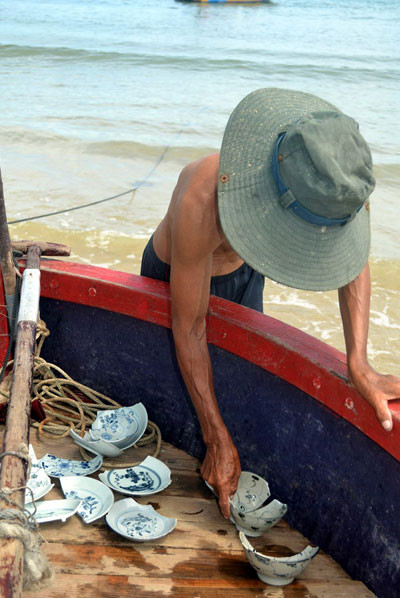 Nhiều cổ vật sau khi ngư dân lặn tìm được đều bị bể nát