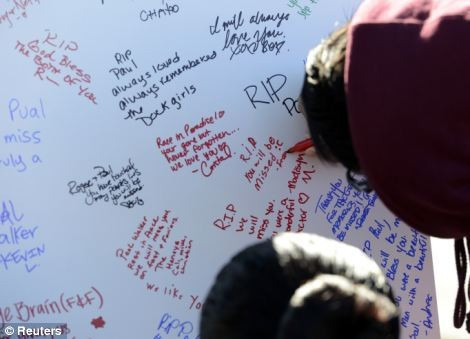 Những dòng chữ bày tỏ sự thương tiếc dành cho ngôi sao Fast and Furious. Những dòng chữ bày tỏ sự thương tiếc dành cho ngôi sao Fast and Furious