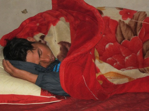 Anh Sen đang được người thân chăm sóc tại nhà. Anh Sen đang được người thân chăm sóc tại nhà